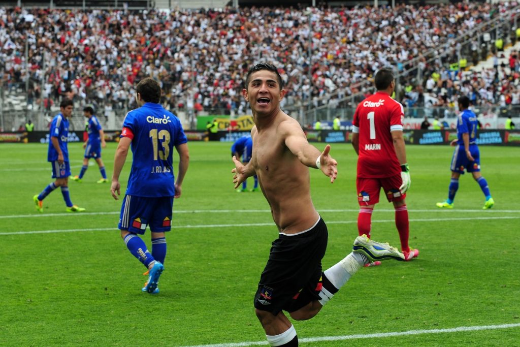 Felipe Flores celebrando un gol contra Universidad de Chile en el Estadio Monumental.