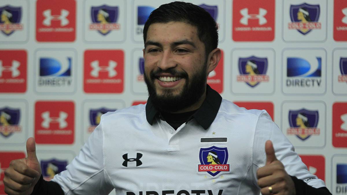 Primer plano a Nicolás Maturana con camiseta de Colo-Colo.