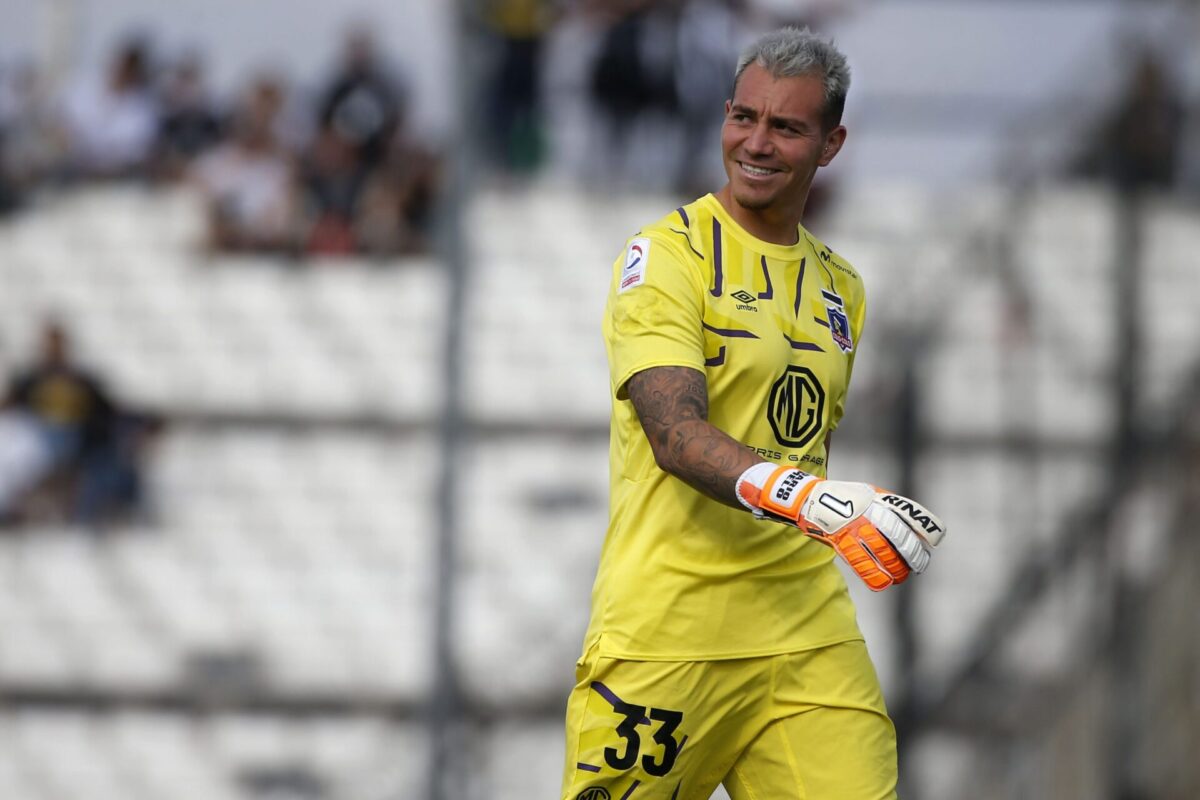 Darío Melo sonriendo con la camiseta de Colo-Colo.