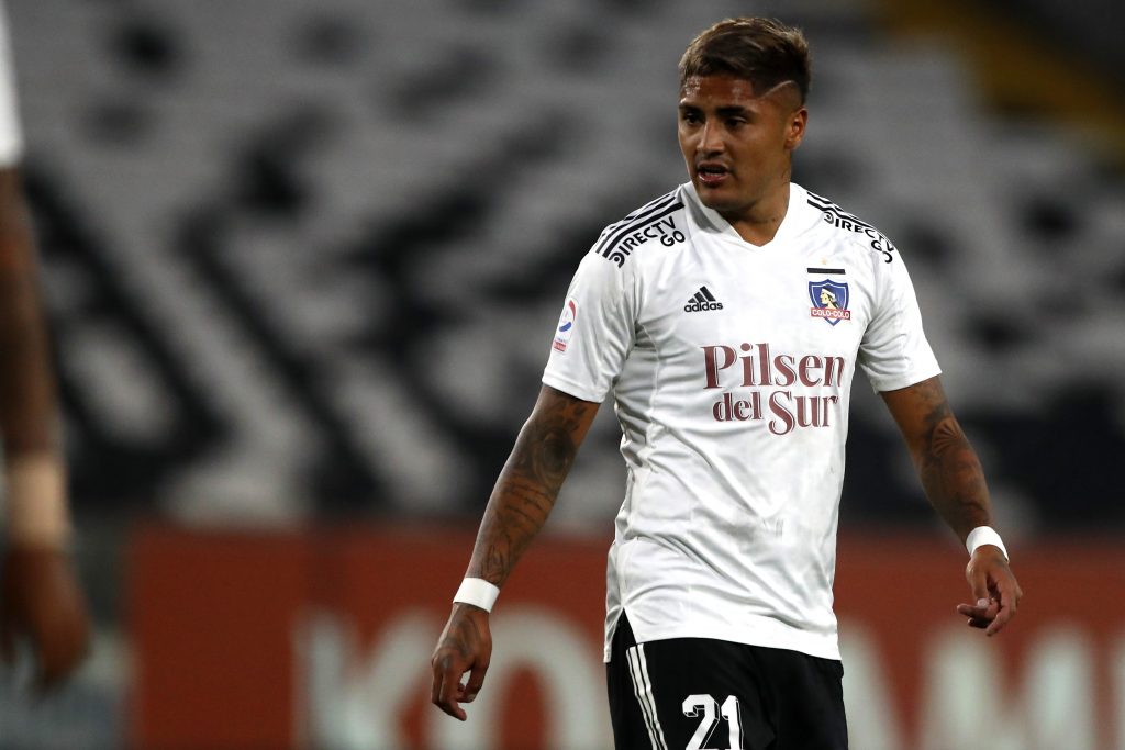 Juan Carlos Gaete con la camiseta de Colo-Colo en el Estadio Monumental.