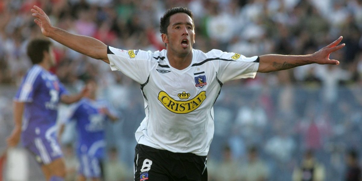 Primer plano a Lucas Barrios celebrando un gol con Colo-Colo.