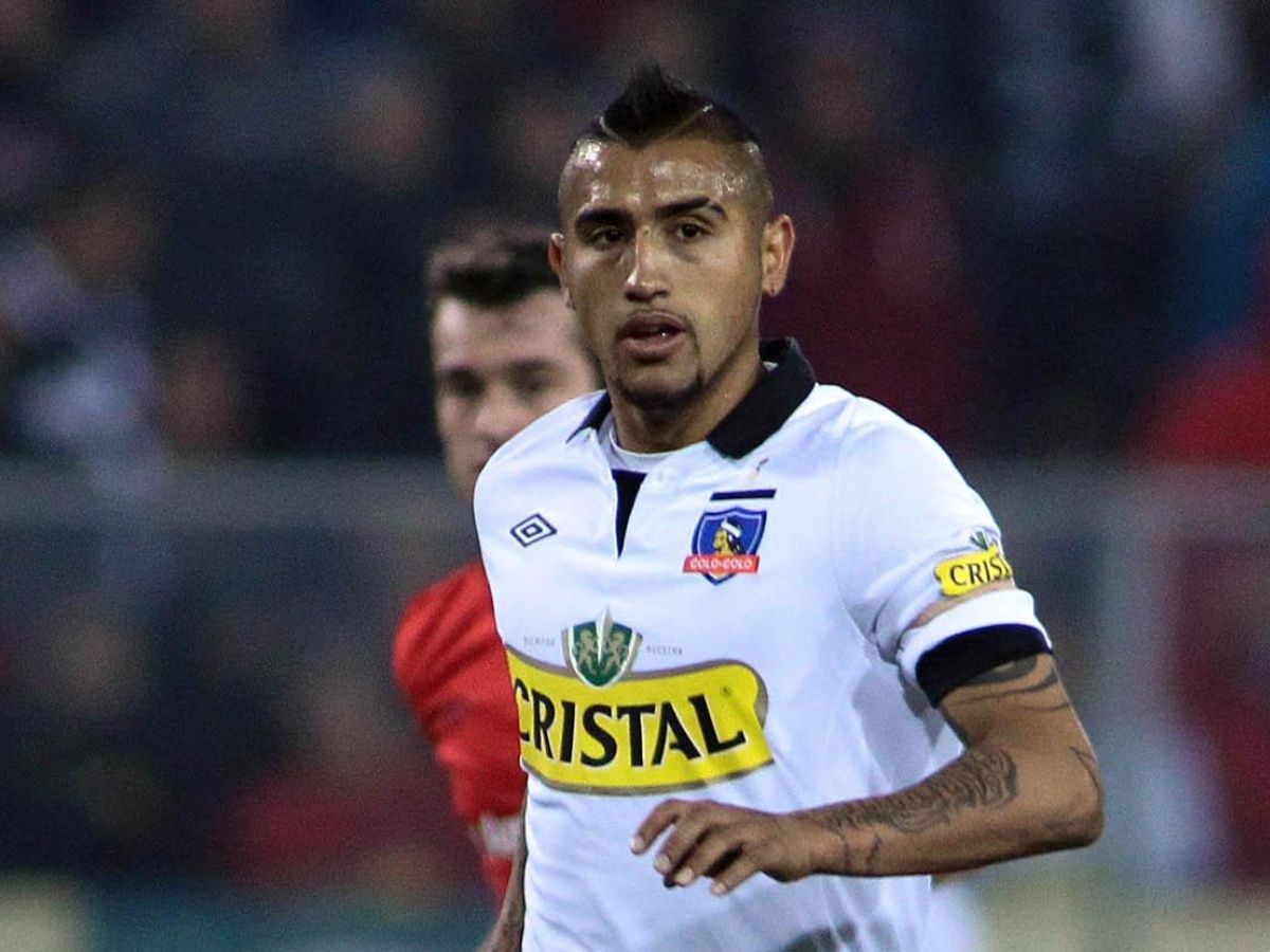 Arturo Vidal con la camiseta blanca de Colo-Colo.