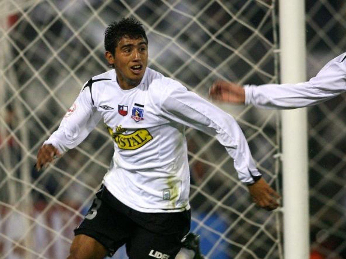 Arturo Vidal celebrando un gol con la camiseta de Colo-Colo