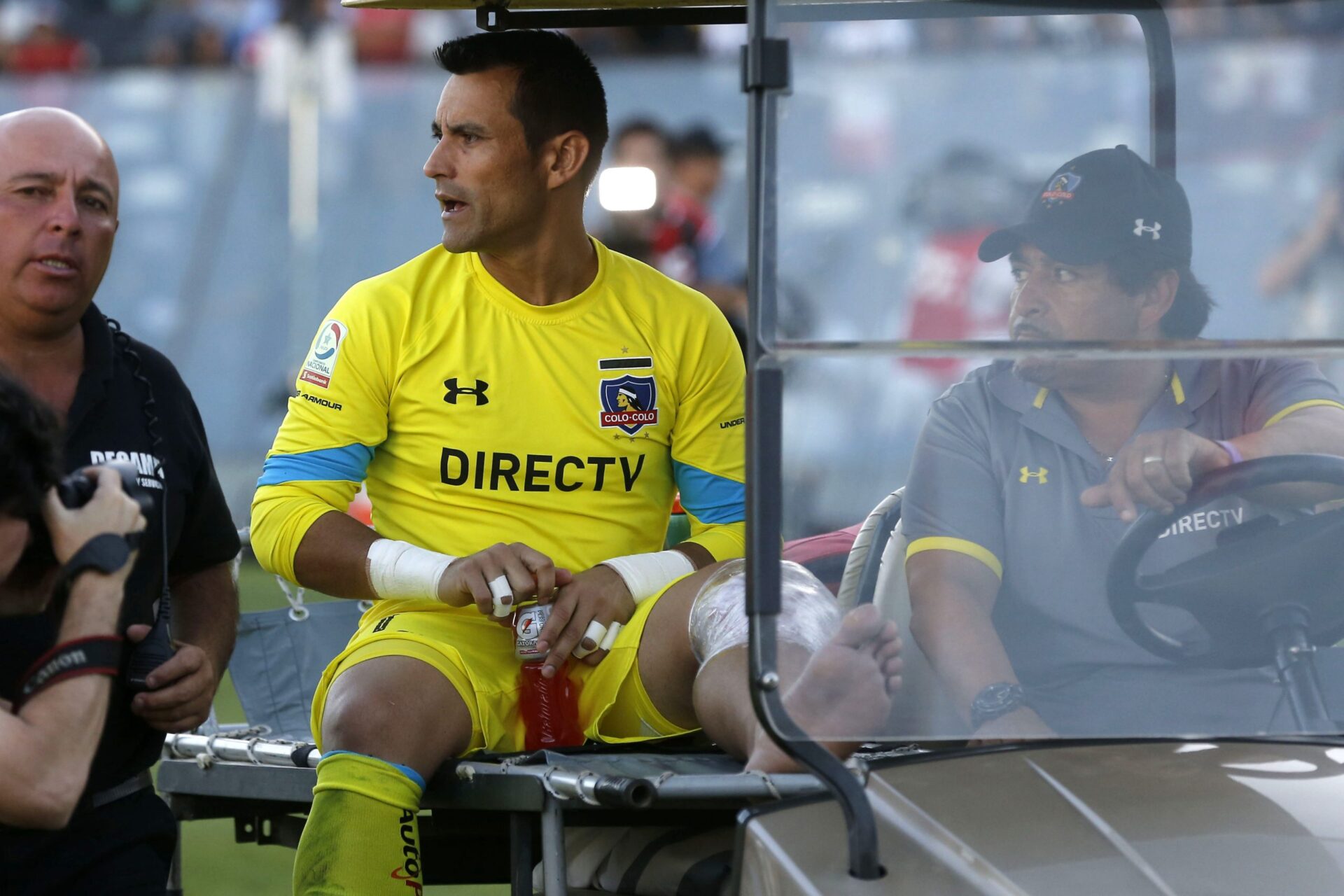 Justo Villar sentado en la camilla tras ser reemplazado por una lesión.