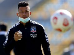 Leonardo Valencia con un polerón de Colo-Colo