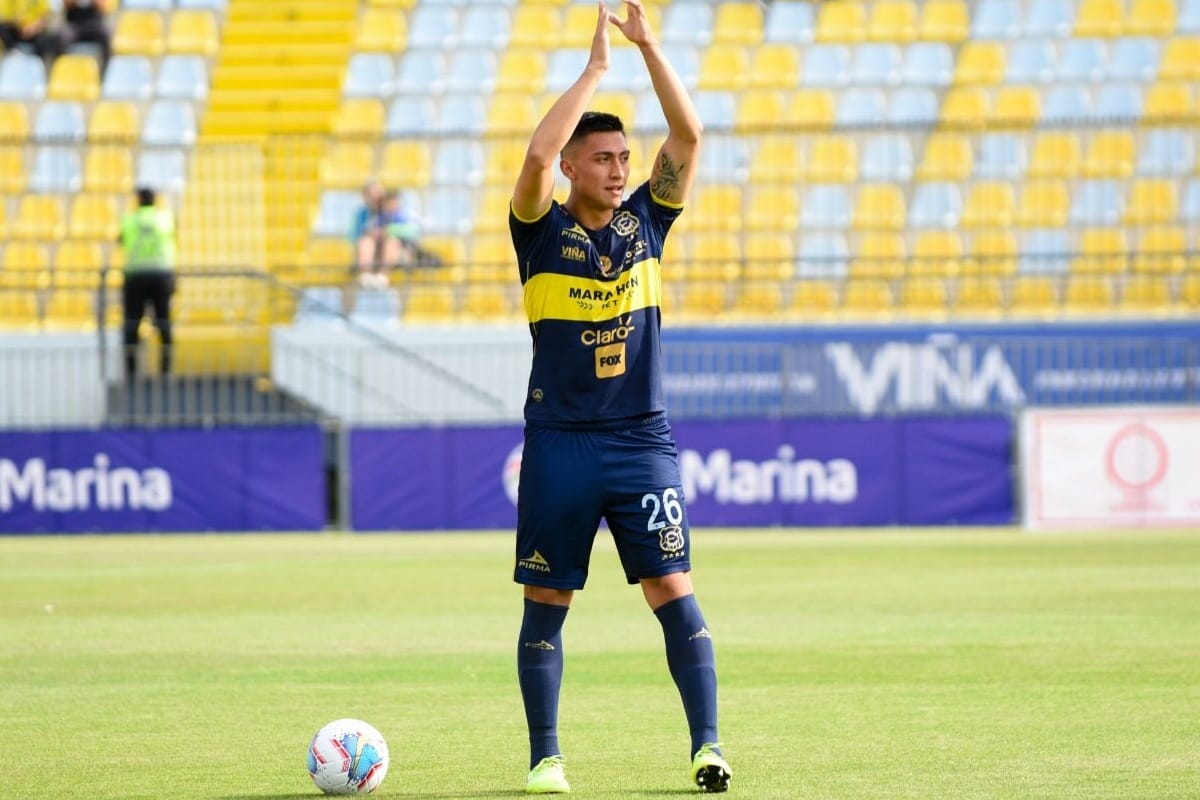 Sebastian Pereira saludando al público en el Estadio Sausalito.