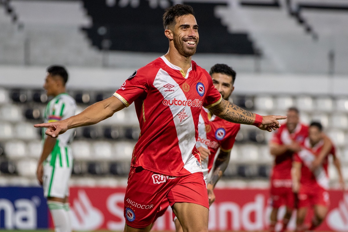 Gabriel Ávalos celebrando un gol con la camiseta de Argentinos Juniors.