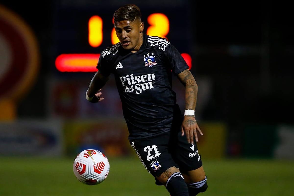 Primer plano a Juan Carlos Gaete enfrentando a Cobresal en el Estadio El Salvador.