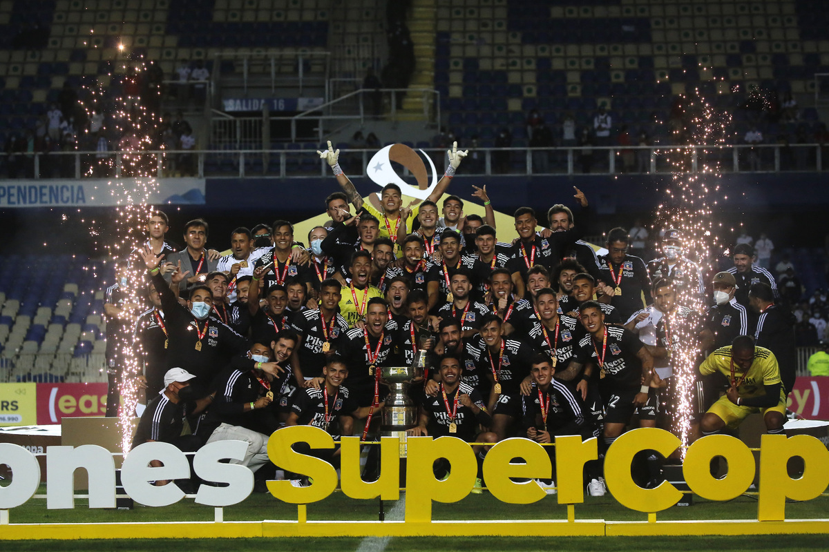 Plantel de Colo-Colo celebrando la obtención de la Supercopa 2022.