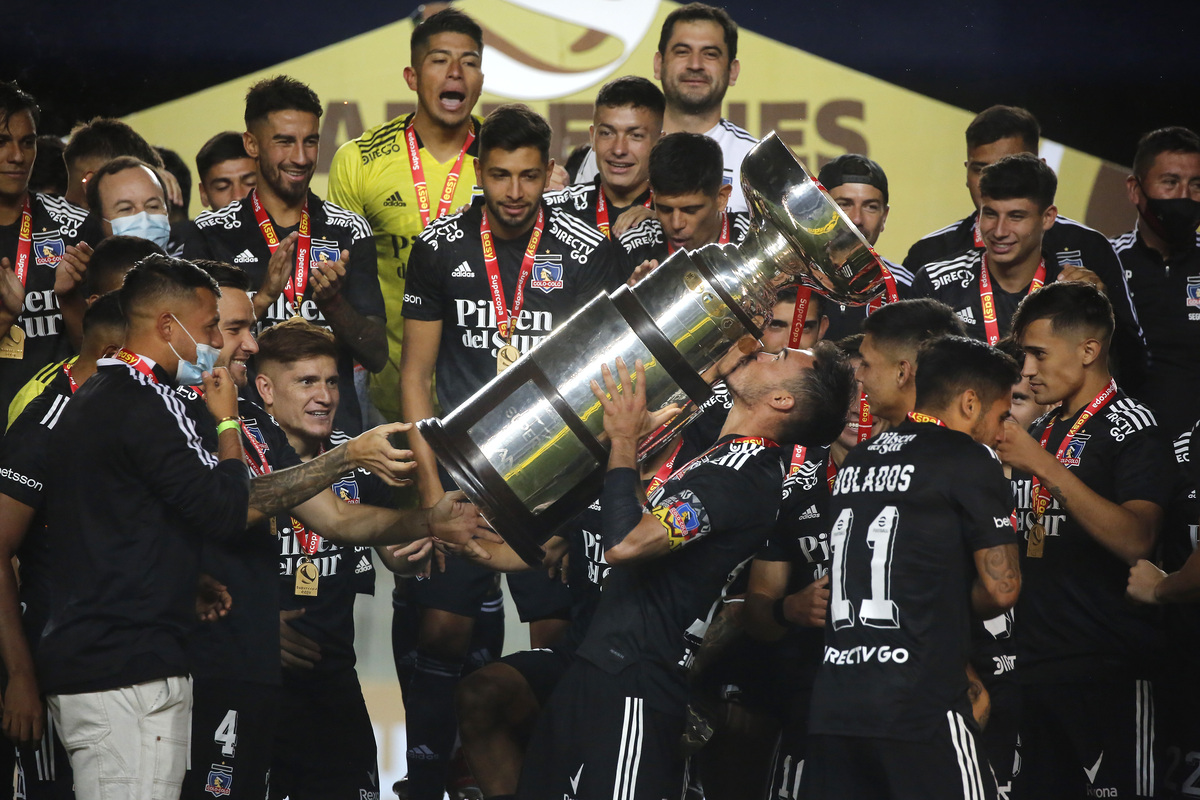 Colo-Colo celebrando la obtención de la Supercopa 2022.
