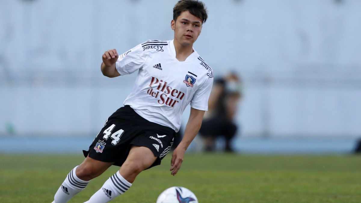 Danilo Díaz durante su debut profesional como futbolista de Colo-Colo.