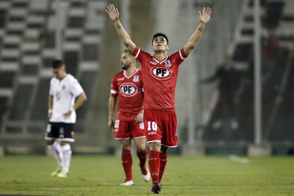 Brian Fernández celebrando un gol frente a Colo-Colo con la camiseta de Unión la Calera en el Estadio Monumental.