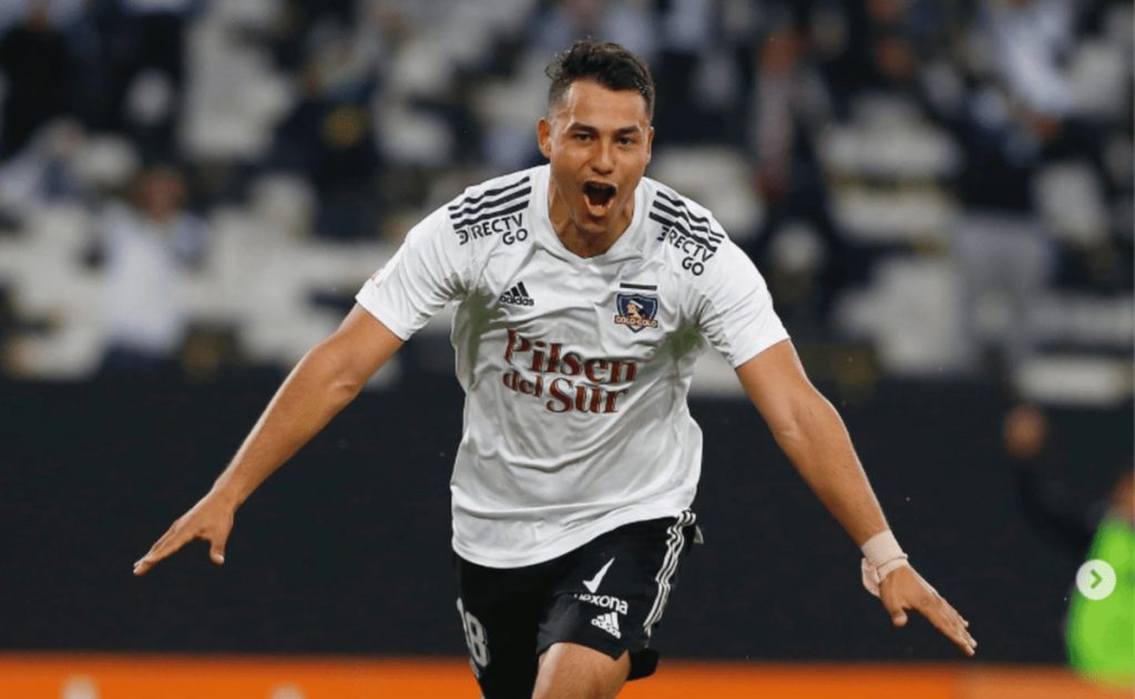 Iván Morales celebrando un gol por Colo-Colo.