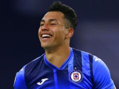 Iván Morales celebrando un gol con la camiseta del Cruz Azul de México.