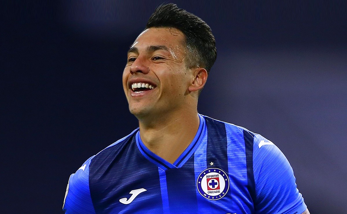 Iván Morales celebrando un gol con la camiseta del Cruz Azul de México.