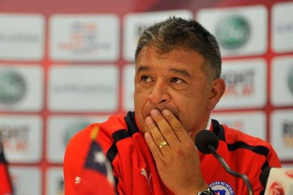 Claudio Borghi en plena conferencia de prensa cuando era entrenador de Colo-Colo.