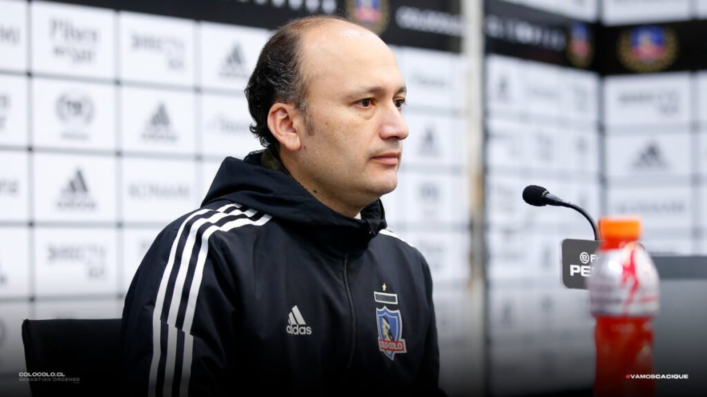 Primer plano a Edmundo Valladares durante una conferencia de prensa en el Estadio Monumetal.