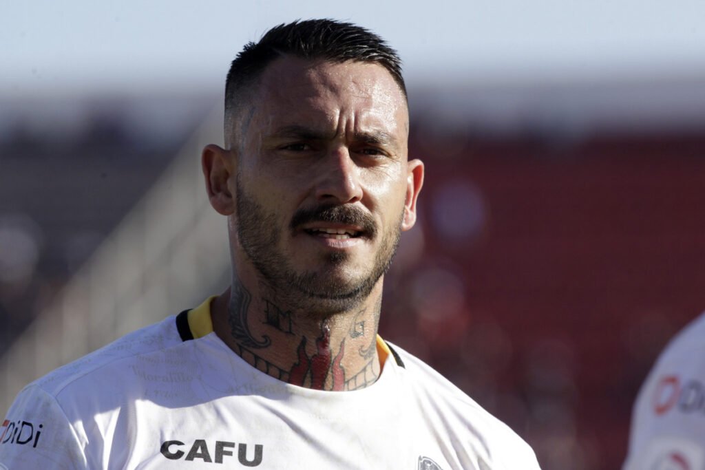 Primer plano de Mauricio Pinilla con la boca abierta en una cancha de fútbol