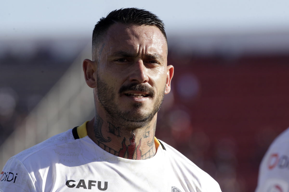 Primer plano de Mauricio Pinilla con la boca abierta en una cancha de fútbol