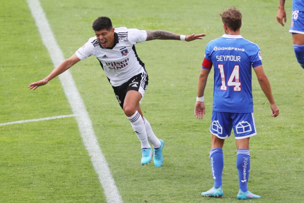 Esteban Pavez celebrando su gol contra la Universidad de Chile en el Superclásico del 2022 en el Estadio Monumental.