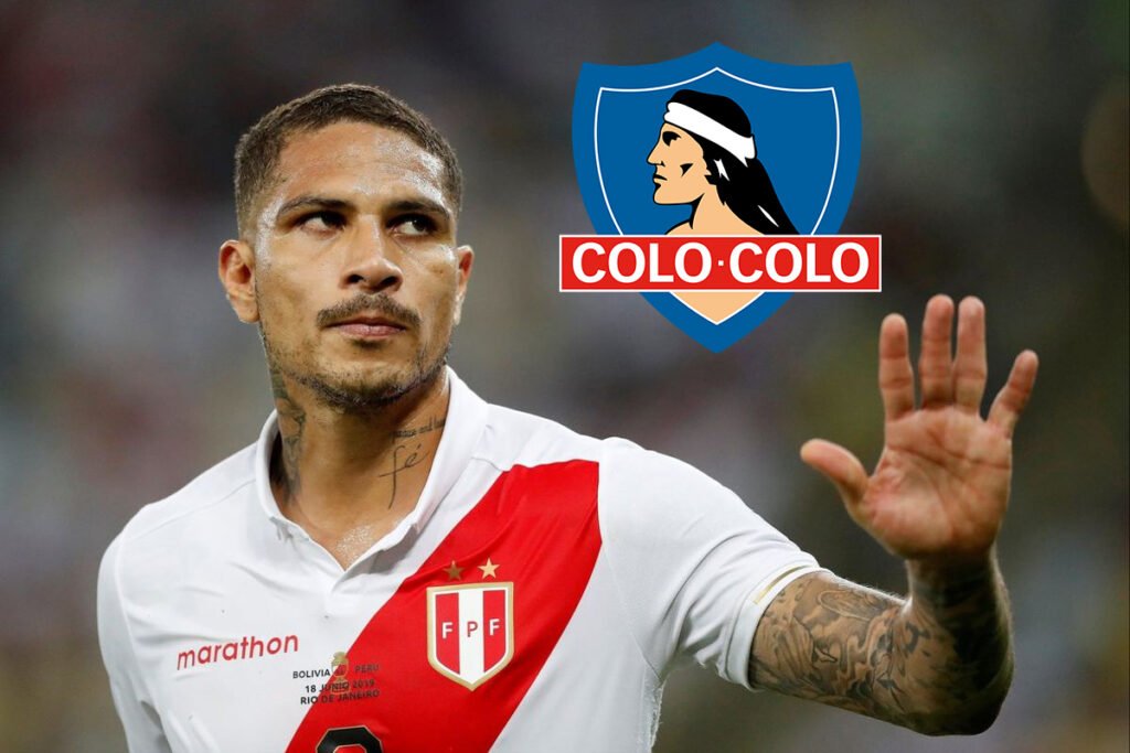 Paolo Guerrero levanta la mano y mira de reojo un objetivo mientras defiende la camiseta de Perú. En paralelo, aparece un logo de la insignia de Colo-Colo.