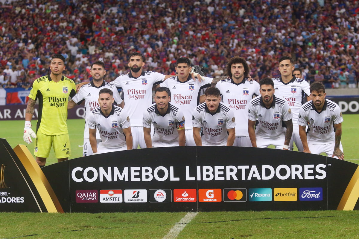 Formación de Colo-Colo vs Fortaleza en Brasil.