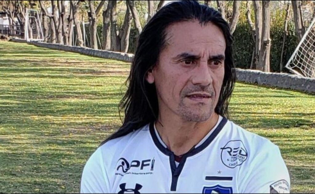 Gabriel Mendoza con la camiseta de Colo Colo