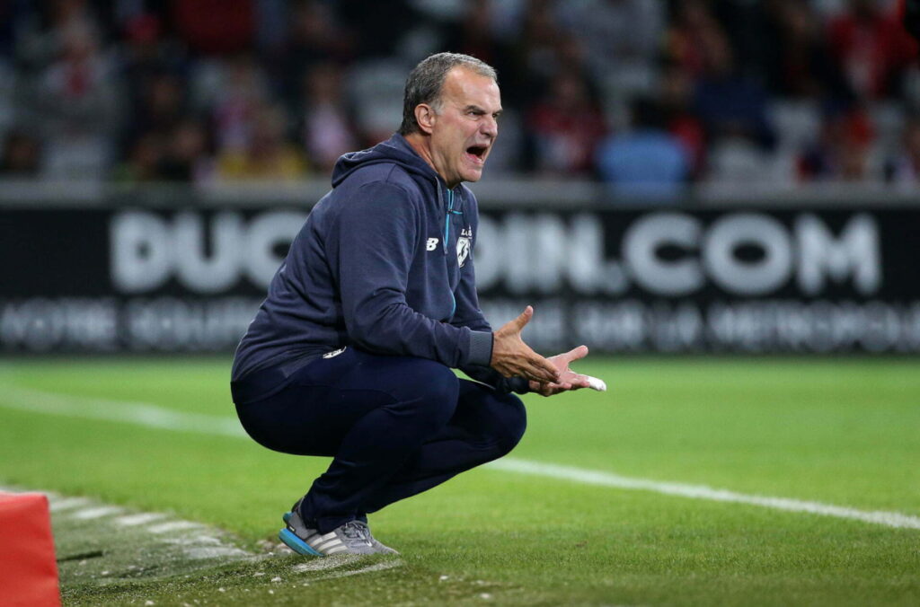 Marcelo Bielsa sentado