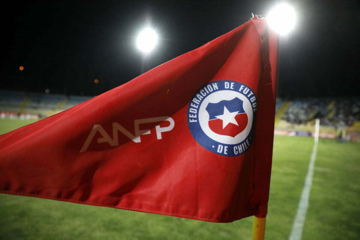 Banderín instalado en el Estadio Monumental con el logo de la Selección Chilena y la ANFP.