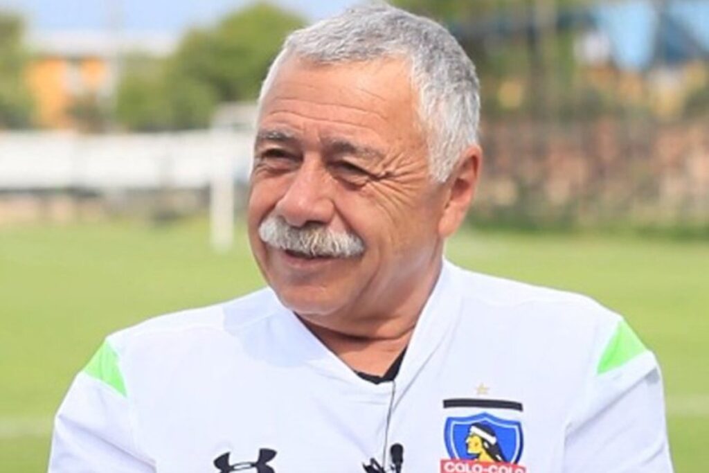 Carlos Caszely sonriendo con la camiseta de Colo-Colo, club de sus amores.