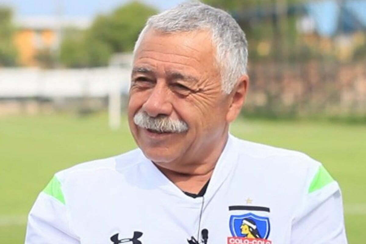 Carlos Caszely sonriendo con la camiseta de Colo-Colo, club de sus amores.