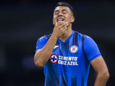 Iván Morales lamentándose con la camiseta del Cruz Azul.