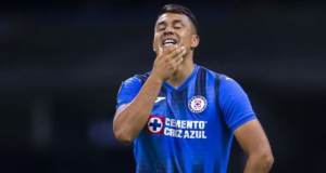 Iván Morales lamentándose con la camiseta del Cruz Azul.