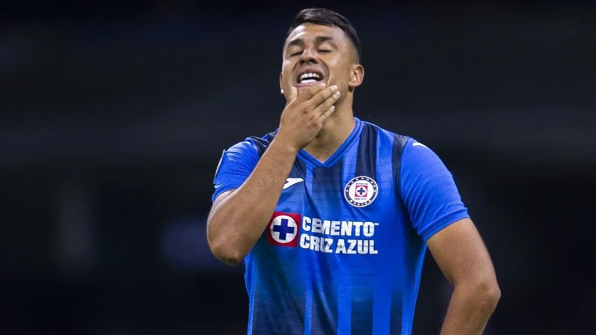 Iván Morales lamentándose con la camiseta del Cruz Azul.
