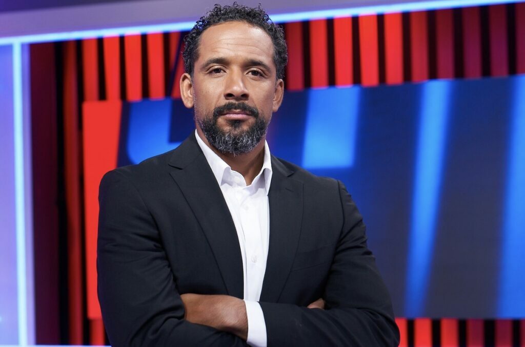 Jean Beausejour de brazos cruzados en un estudio de la cadena televisiva ESPN.