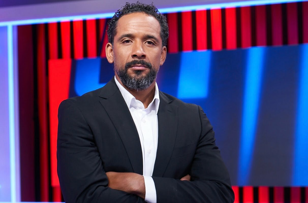 Jean Beausejour de brazos cruzados en un estudio de la cadena televisiva ESPN.