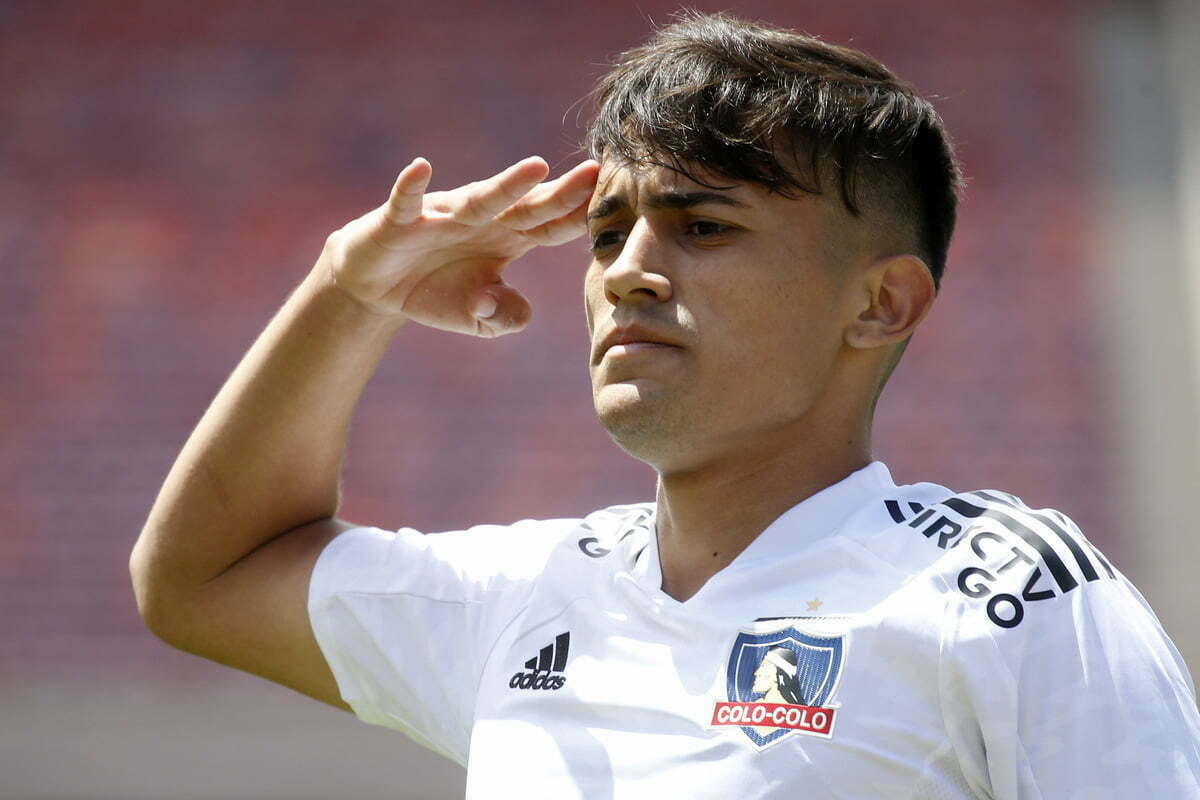 Pablo Solari celebrando un gol por Colo-Colo.