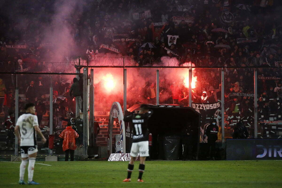 Fuegos artificiales lanzados por la Garra Blanca en partido de Colo Colo