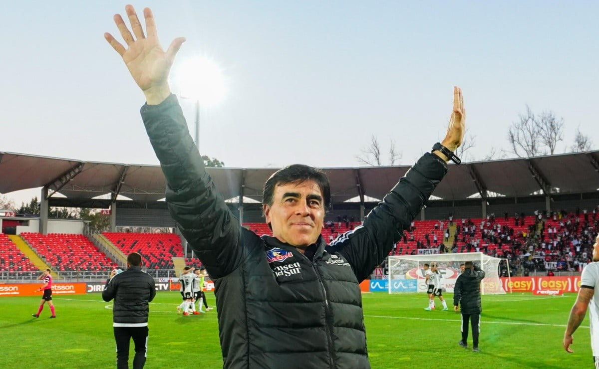 Gustavo Quinteros con los brazos al aire en el Estadio Fiscal de Talca, mientras celebra la obtención de la Copa Chile 2021.