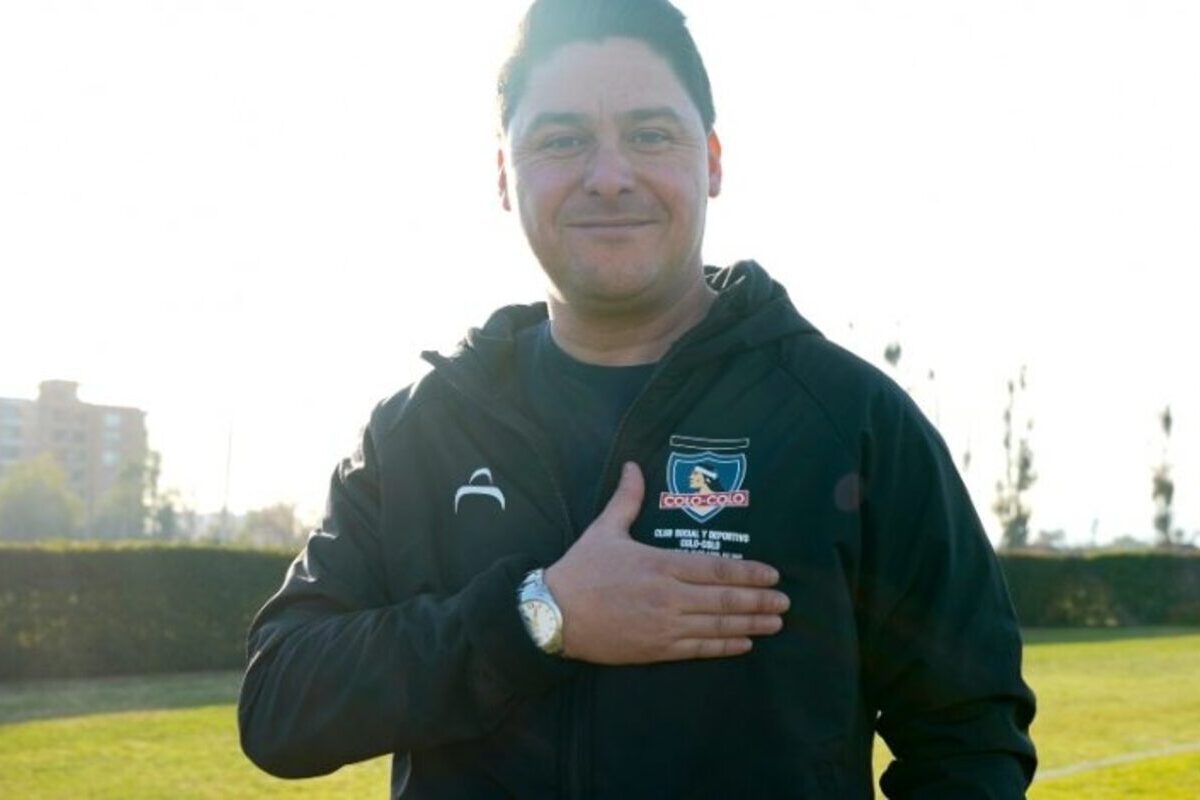Primer plano a Manuel Neira con indumentaria del Club Social y Deportivo Colo-Colo.