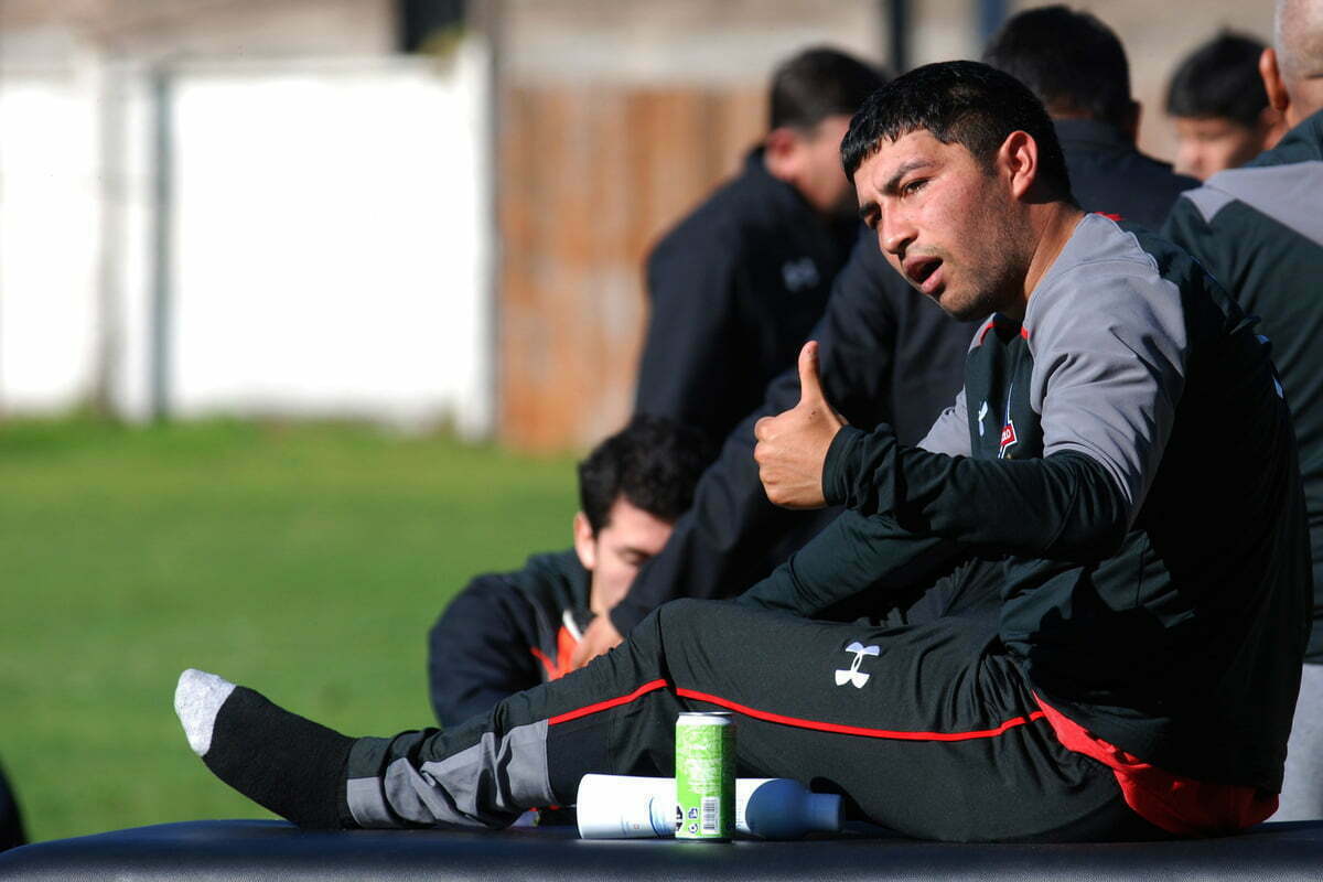 Primer plano a Nicolás Maturana sentado durante un entrenamiento de Colo-Colo con un pulgar arriba.