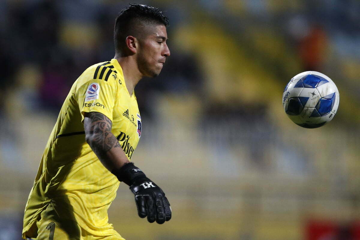 Brayan Cortés disputando un partido por Colo-Colo.