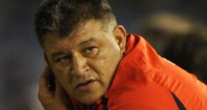 Primer plano de Claudio Borghi dirigiendo