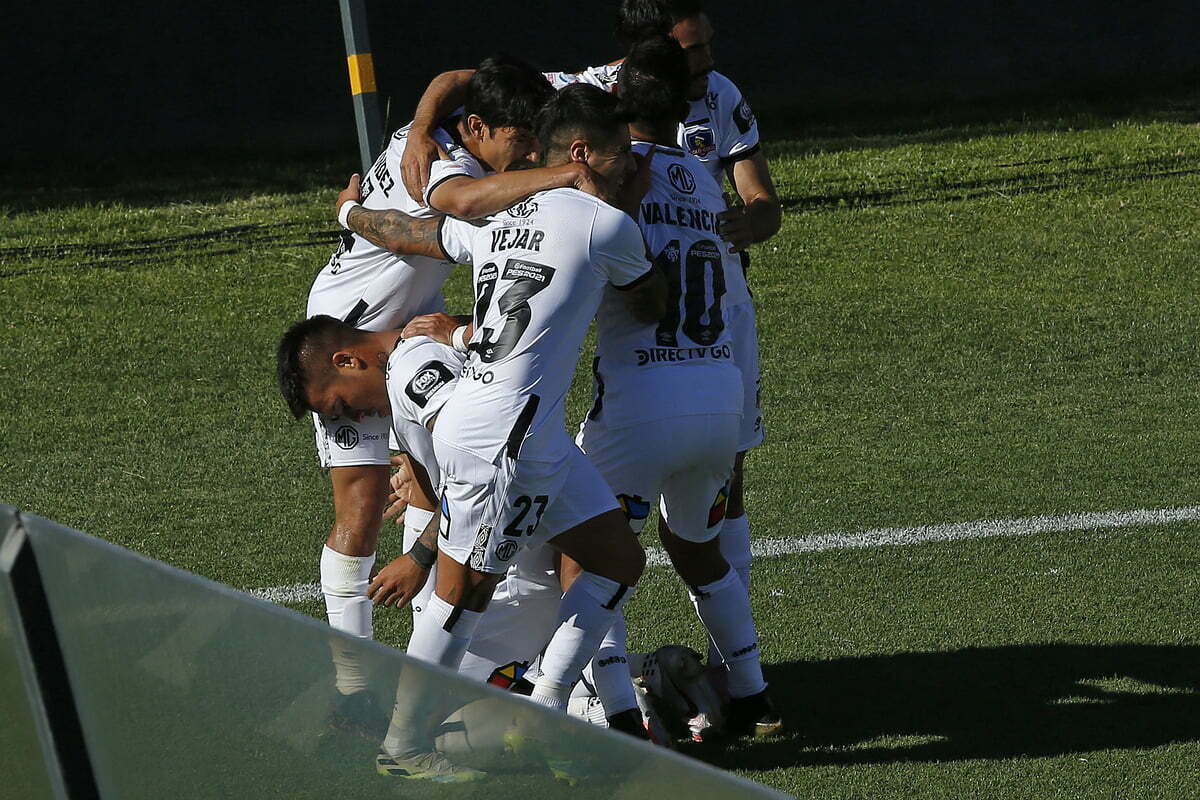 Futbolistas de Colo-Colo celebrando un gol durante la temporada 2021/22