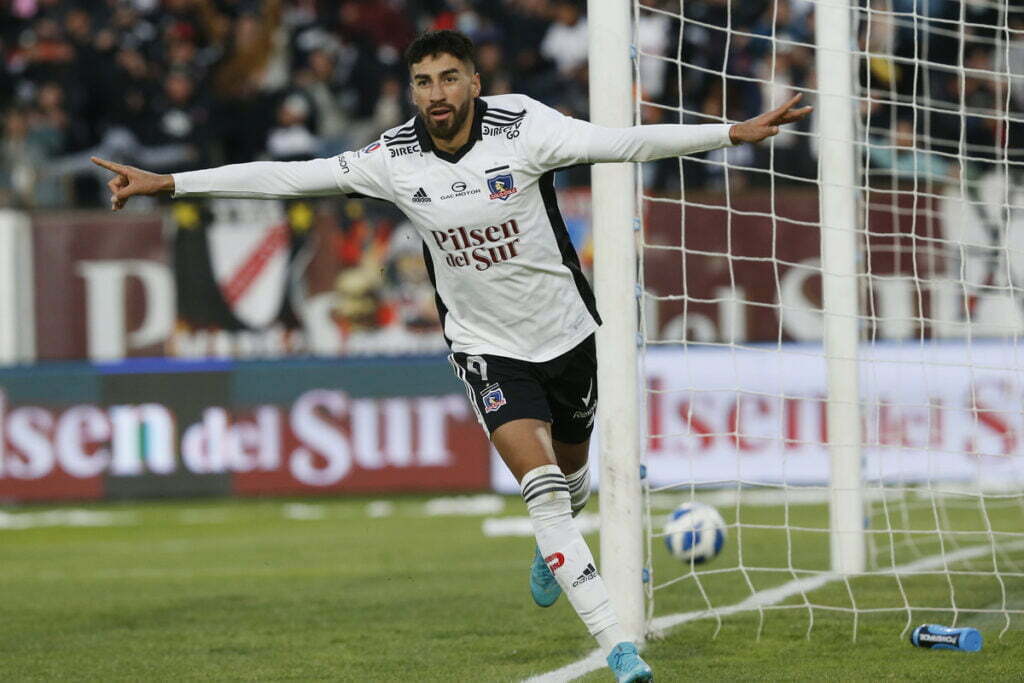 Juan Martín Lucero celebrando un gol con la camiseta de Colo-Colo