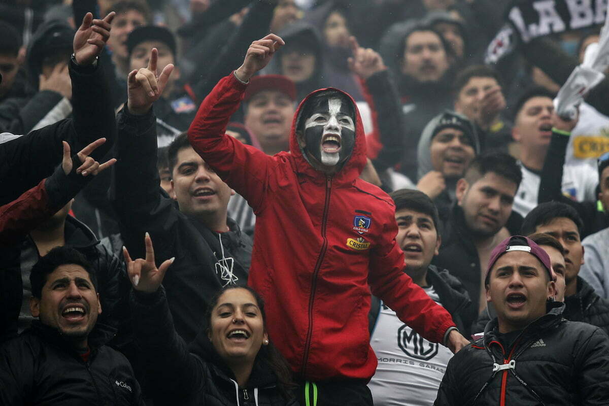 Hinchas de Colo-Colo durante un partido.