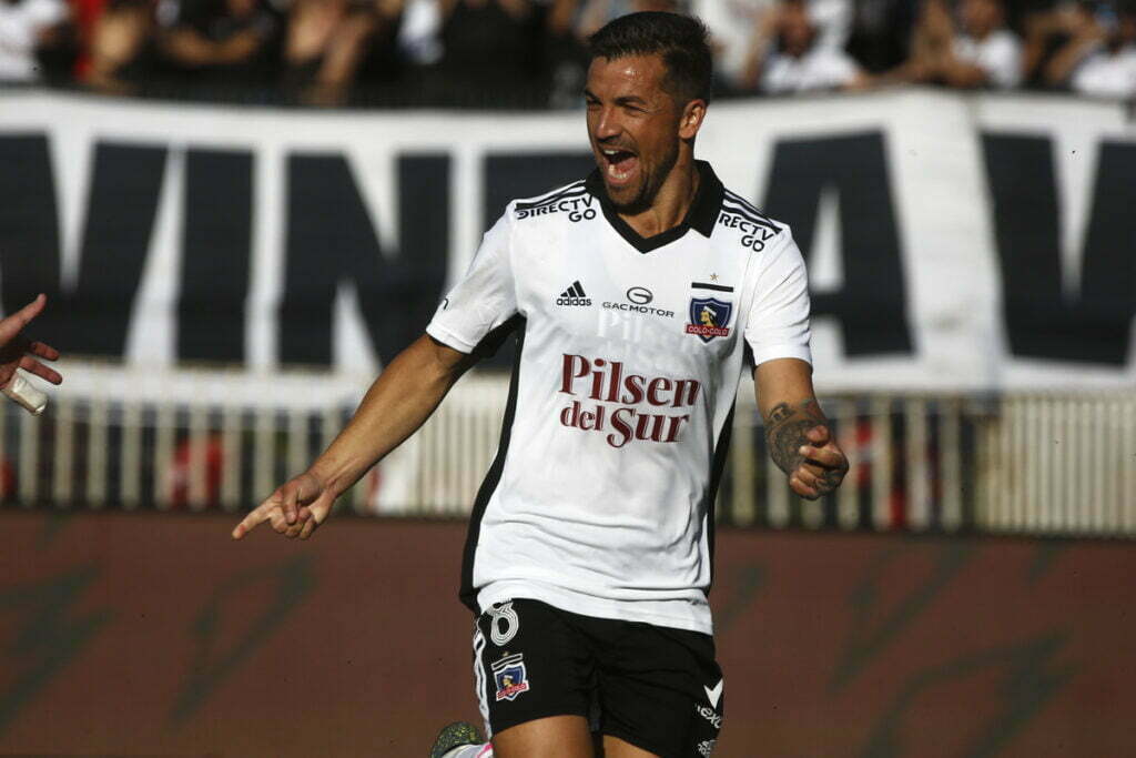 Gabriel Costa alegre celebrando un gol por Colo-Colo.