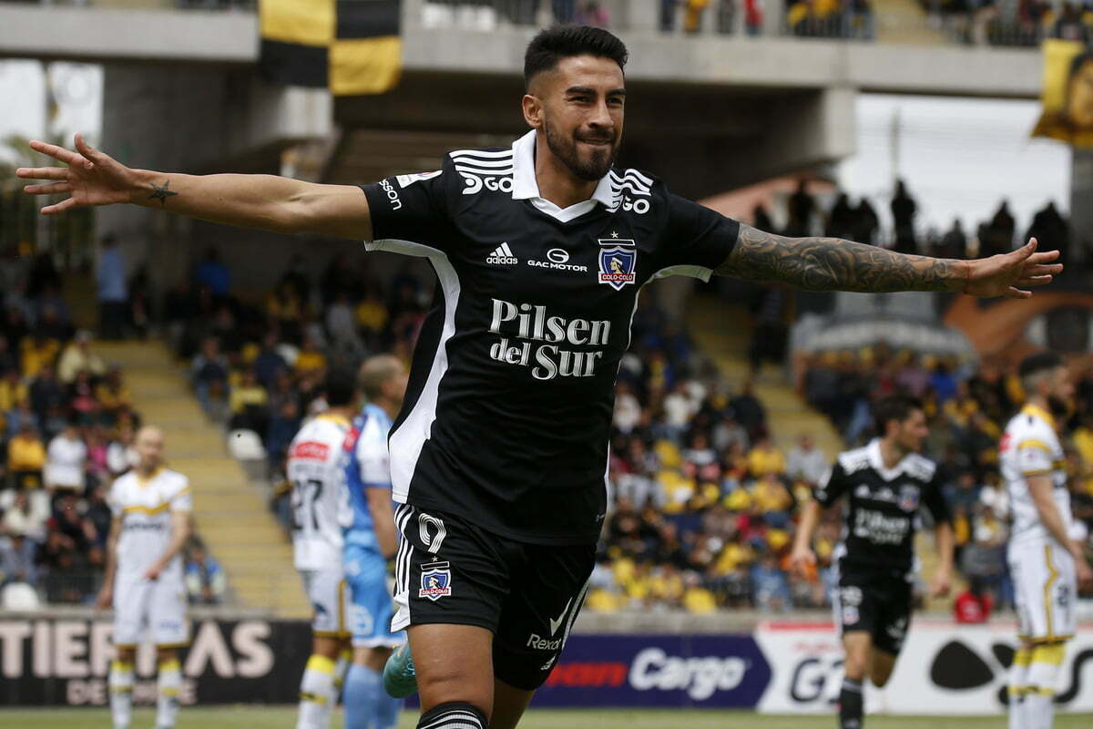 Juan Martín Lucero celebrando un gol con la camiseta de Colo-Colo.
