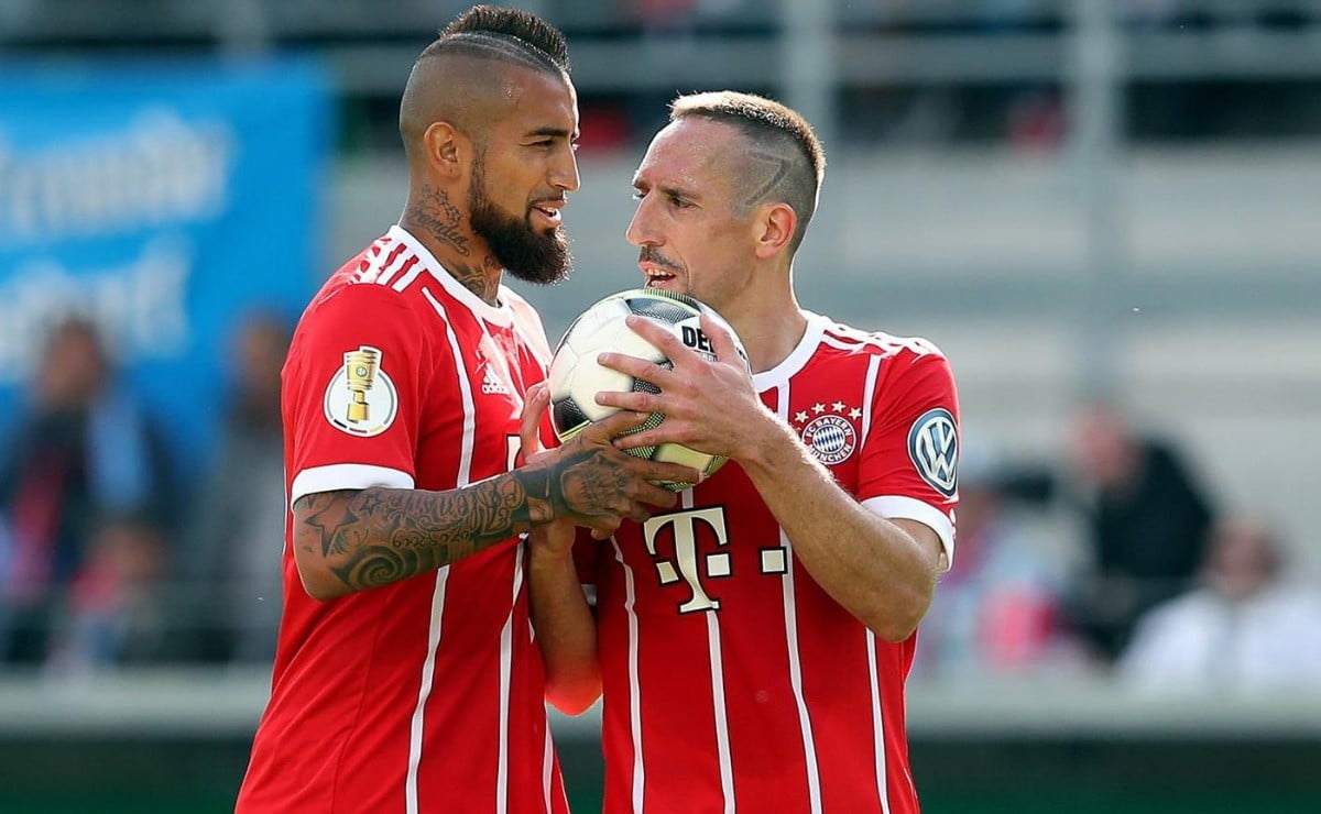 Arturo Vidal junto a Frank Ribéry con la camiseta del Bayern Múnich.