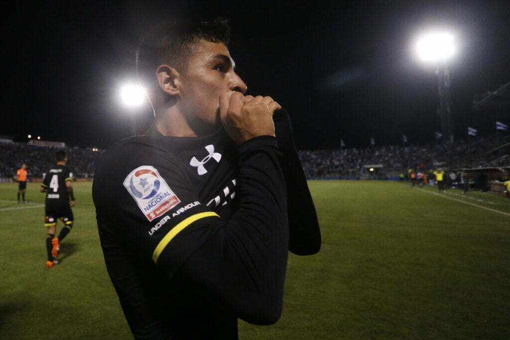 Claudio Baeza besando el escudo de Colo-Colo en San Carlos de Apoquindo